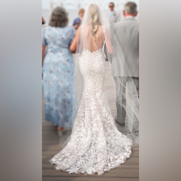 Wedding dress, size 8 (fits like a 4/5) ivory/white - Picture 2 of 3